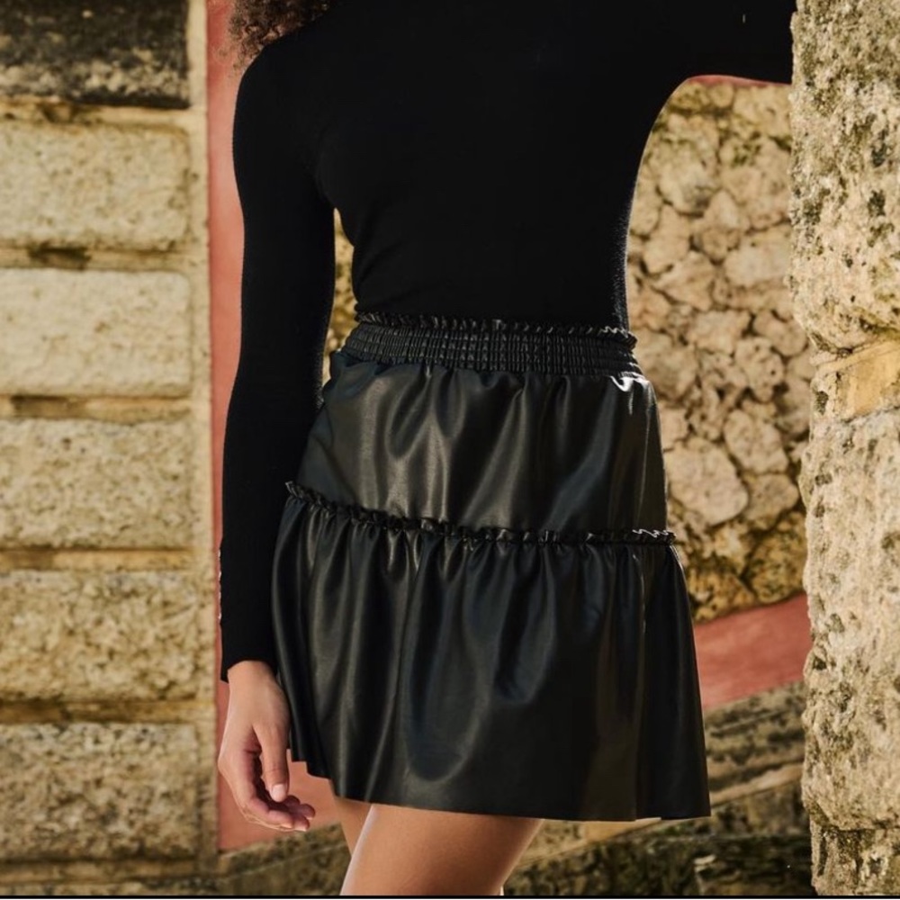 NWT Laundry by Shelli Segal Faux Leather skirt SzS